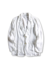 ウォッシュ加工されたリネン素材のテーラードジャケット、フロントに二つボタンとパッチポケッ