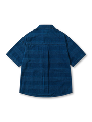 フロントに胸ポケットを配したインディゴチェック柄半袖シャツ
