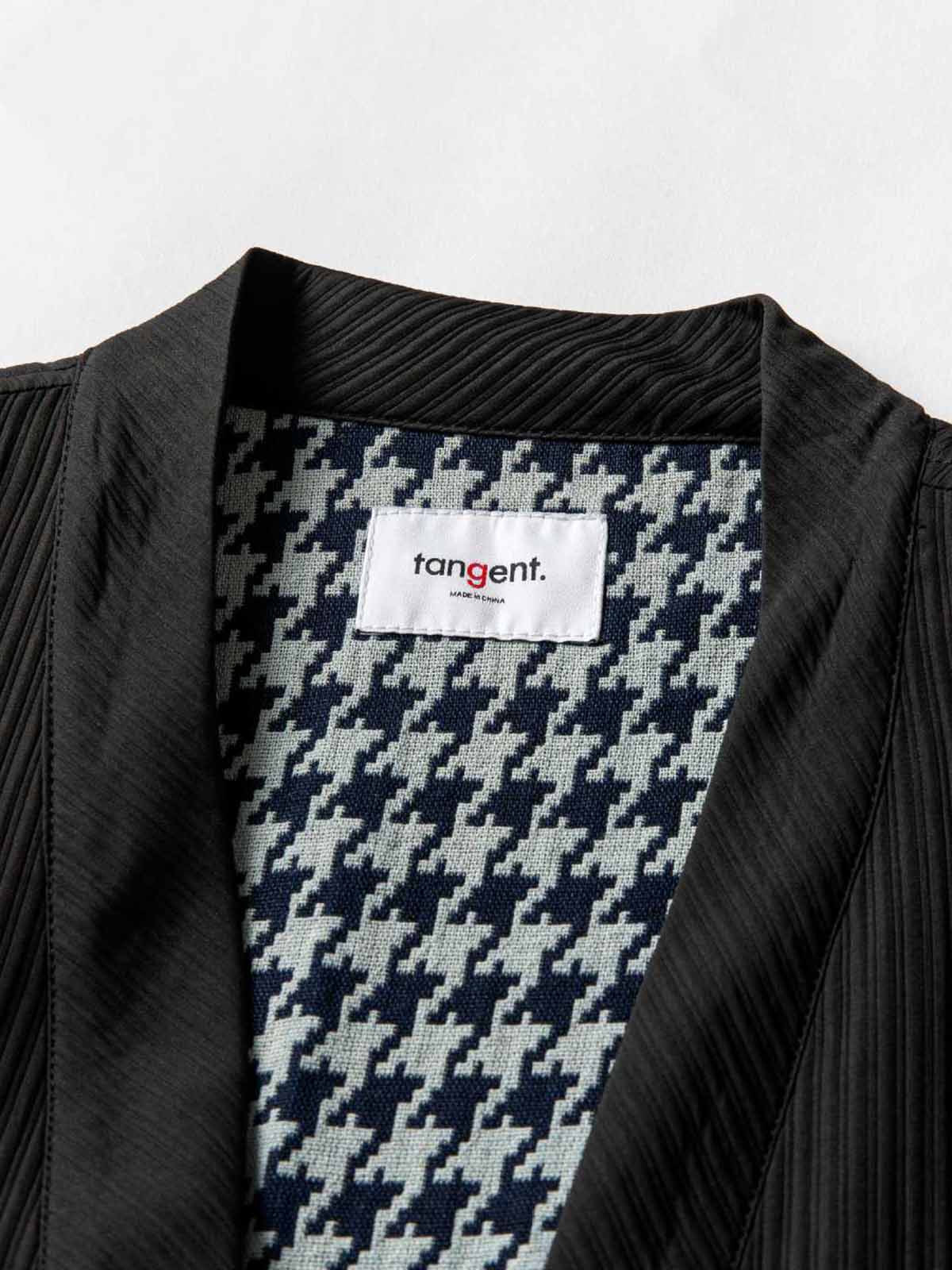 黒ストライプ面とチェック柄面のディテール比較