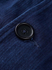 植物藍染の独特な風合いと本水牛ボタンのディテールクローズアップ