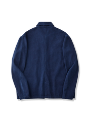 植物藍染の独特な風合いと本水牛ボタンのディテールクローズアップ