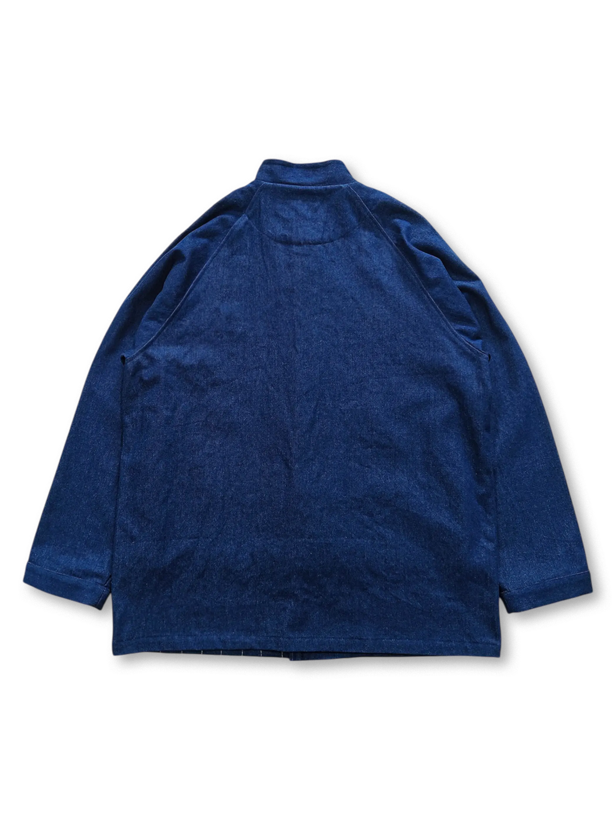 デニム生地と手織り布の幾何学パッチワークが特徴的なジャケット前面