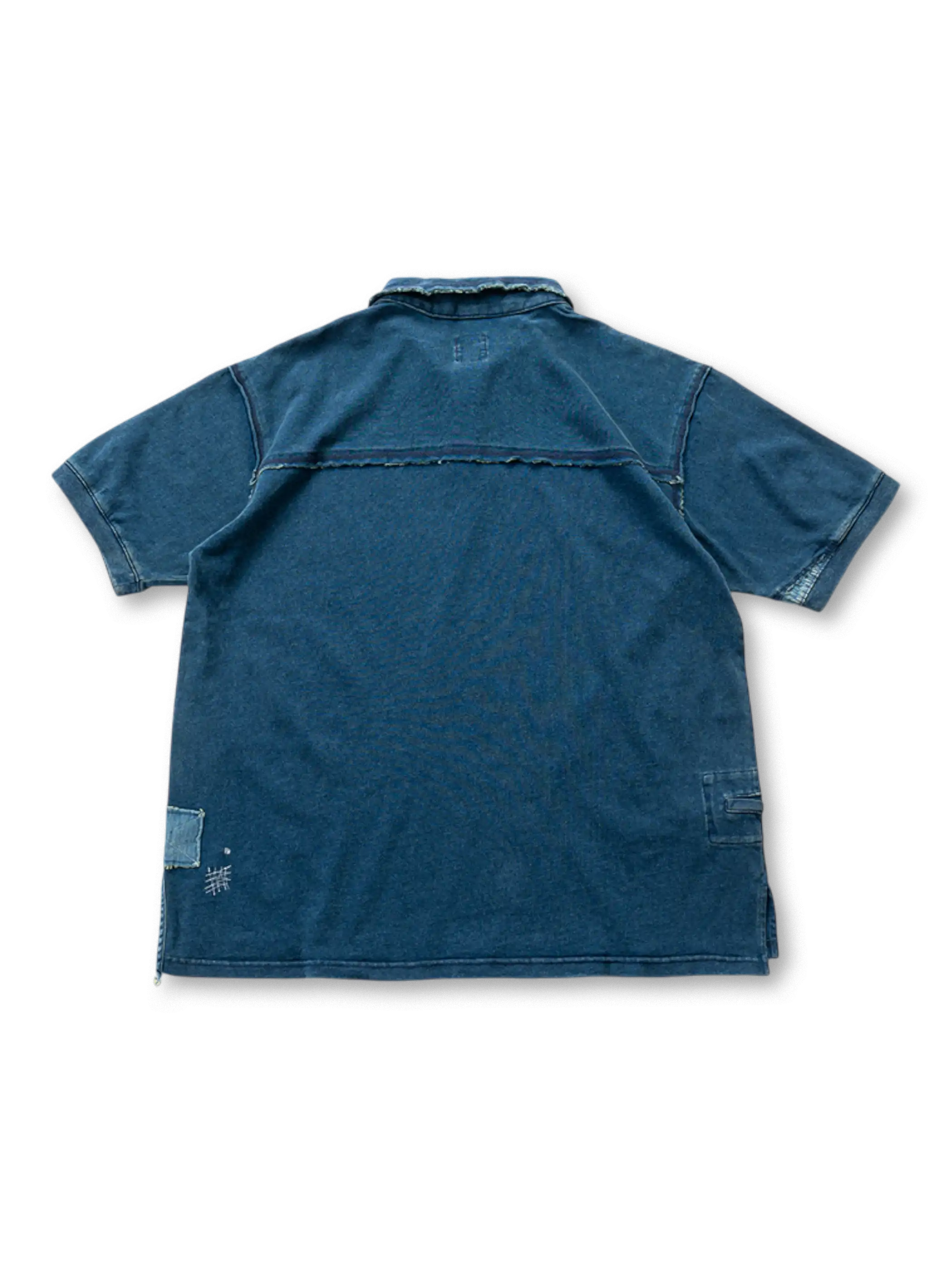 製品画像: インディゴ染めがほどよく色落ちしたポロシャツ全体像、補丁や刺繍がアクセント
