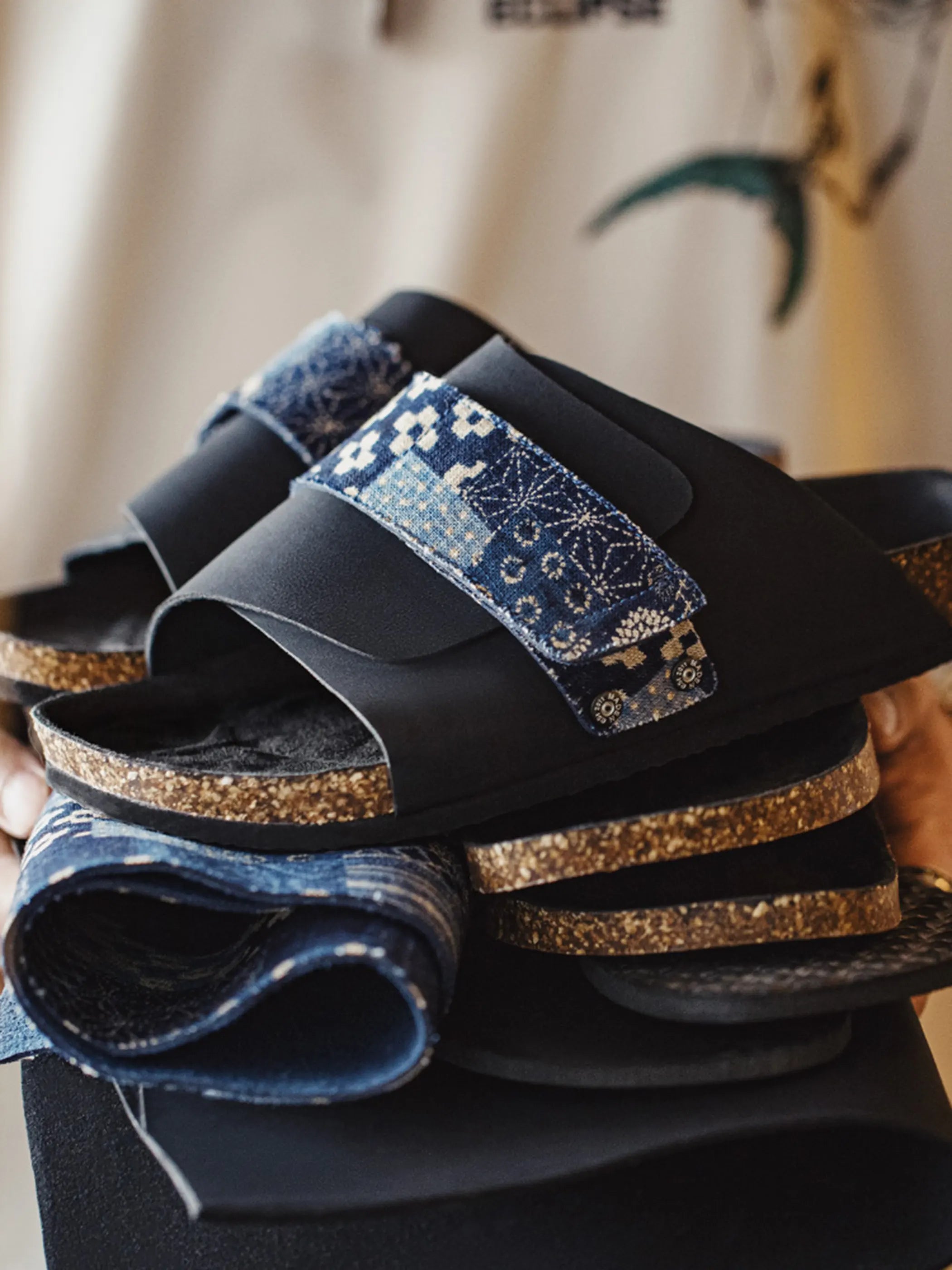 ネイビー基調のBORO古布プリント幅広ストラップ&コルクソールのサンダル横向き全景