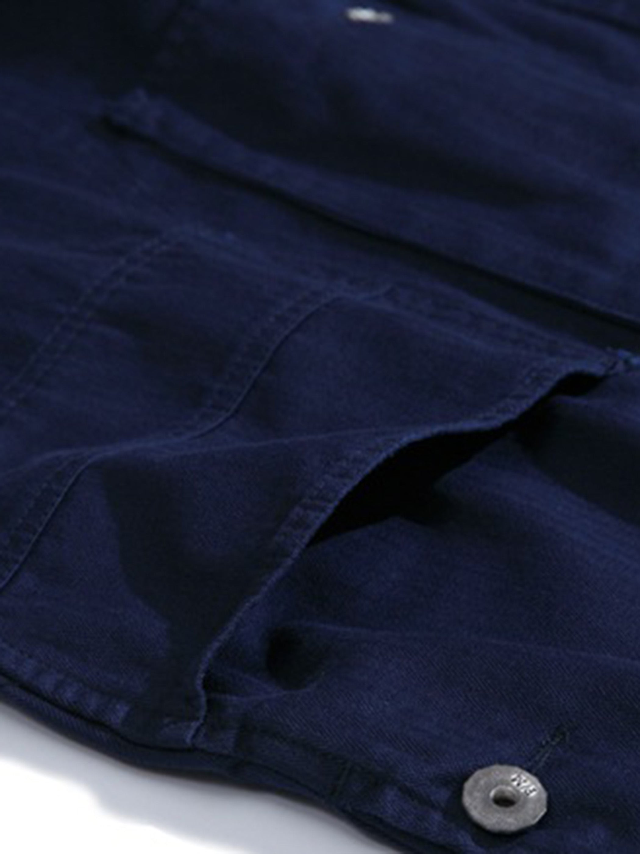 詳細画像: 調節可能なメタルジッパーと丁寧なステッチ、ポケットディテールのクローズアップ