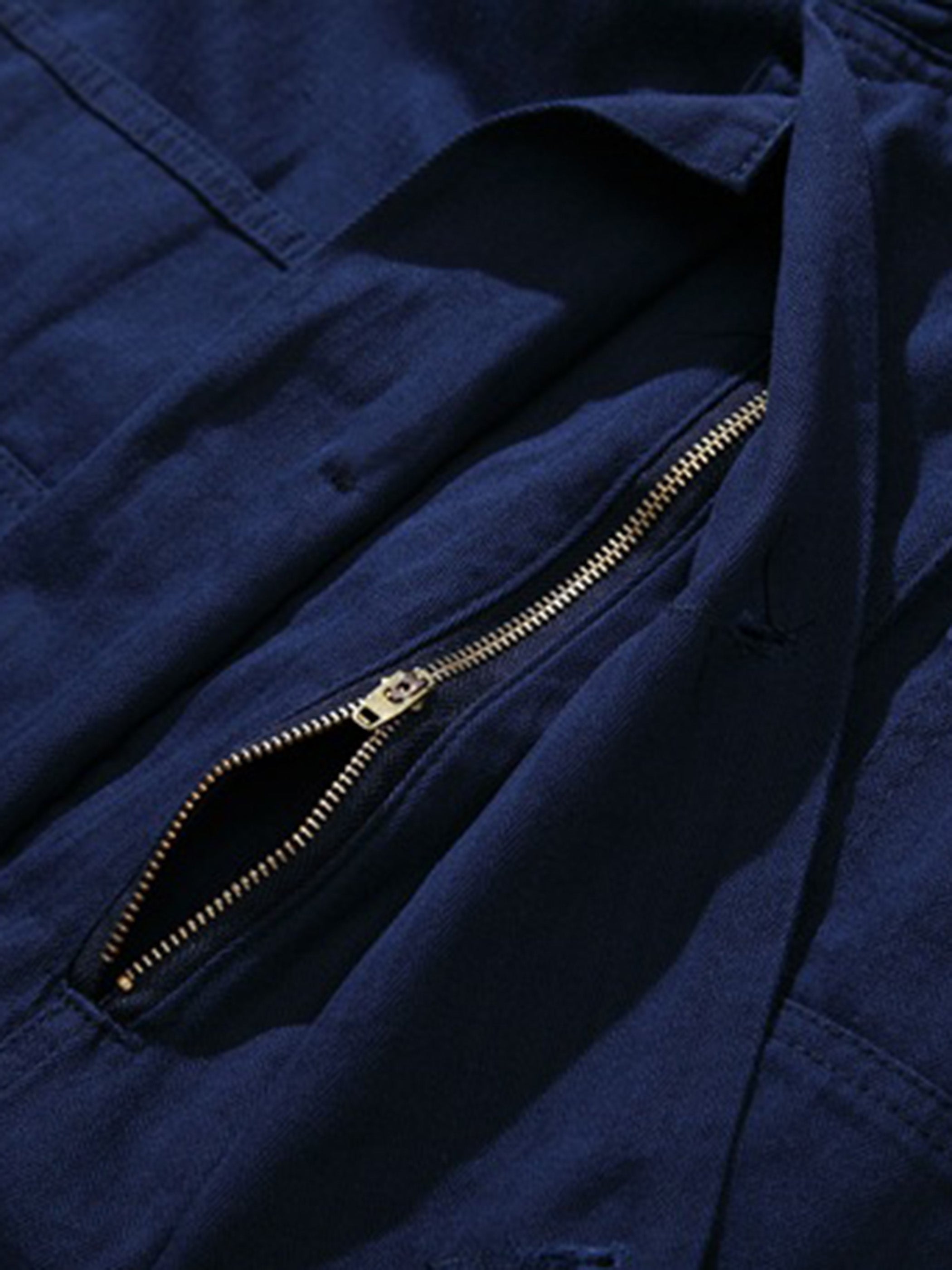 詳細画像: 調節可能なメタルジッパーと丁寧なステッチ、ポケットディテールのクローズアップ