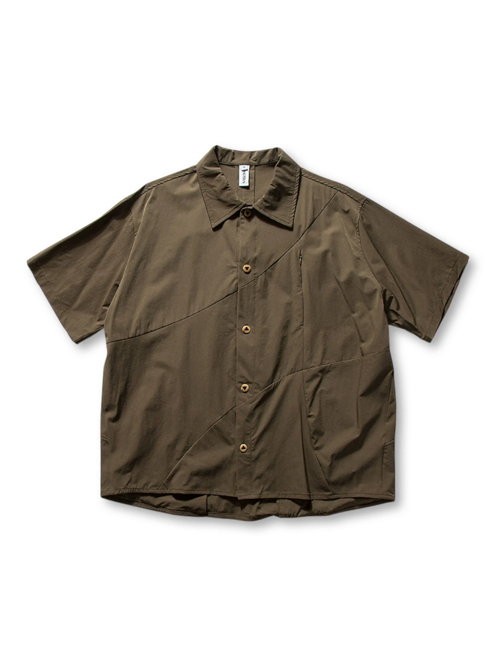 ベージュとカーキの無地×切替えパネル、隠しジップポケット付きショートスリーブシャツ全体
