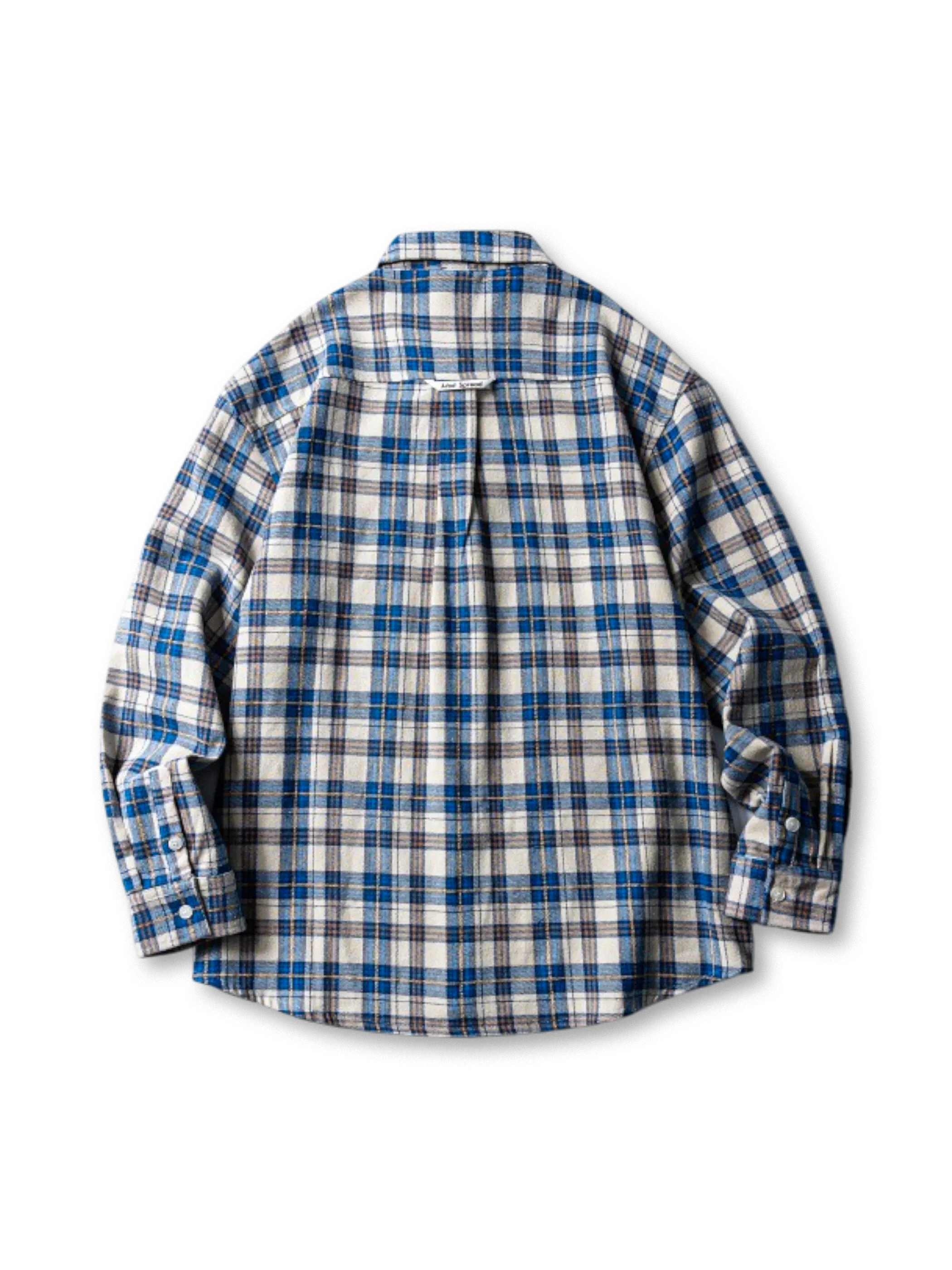 コットン×雪ニール糸の配色チェック生地で仕立てられた長袖シャツ、ややゆったりとしたシルエット