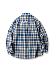 コットン×雪ニール糸の配色チェック生地で仕立てられた長袖シャツ、ややゆったりとしたシルエット