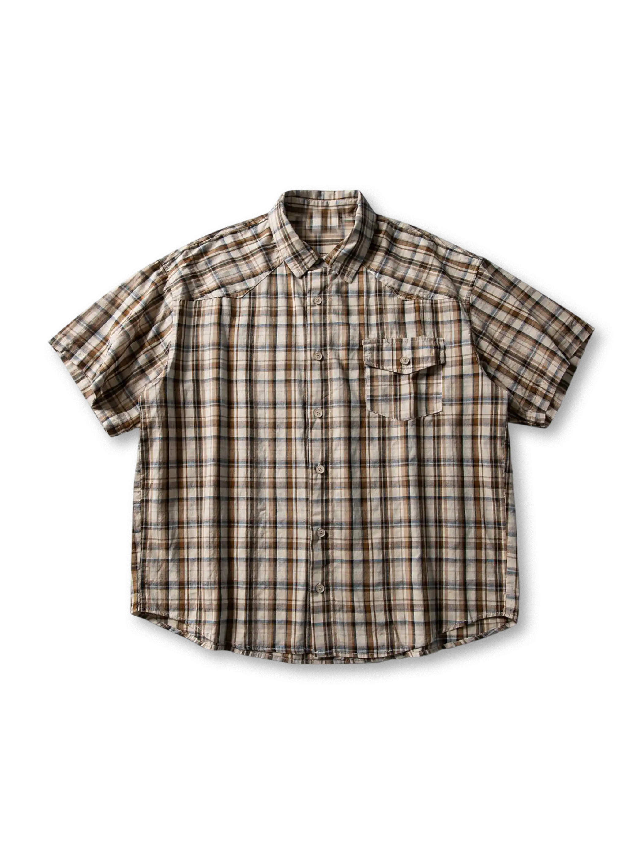 ゆったりシルエットのチェックシャツ全体像。