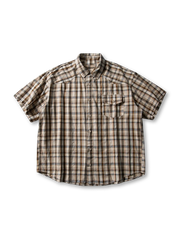 ゆったりシルエットのチェックシャツ全体像。