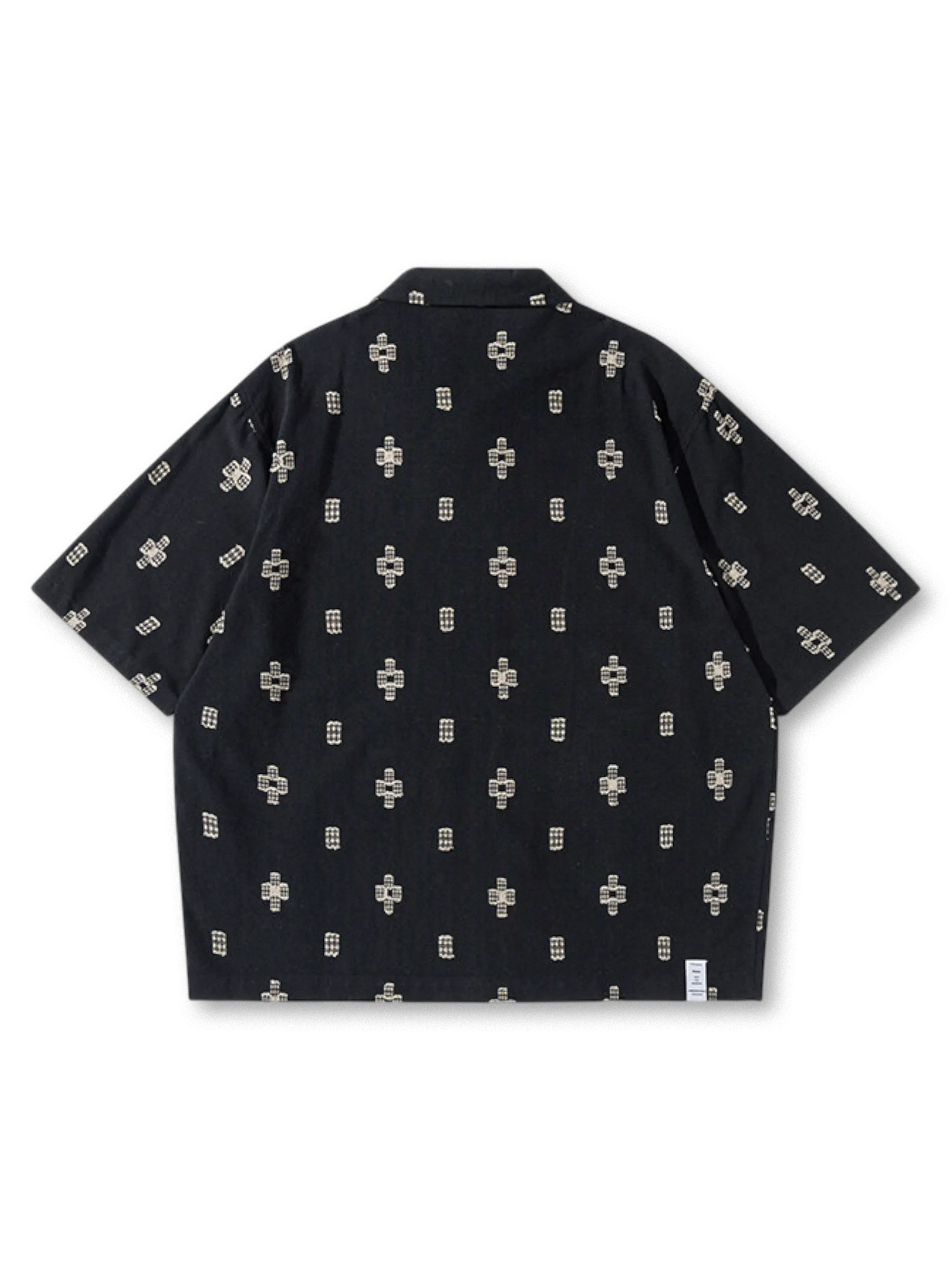 ブラックカラーのオープンカラーシャツに胸元と背面のクロス刺繍が際立つ前後全体像