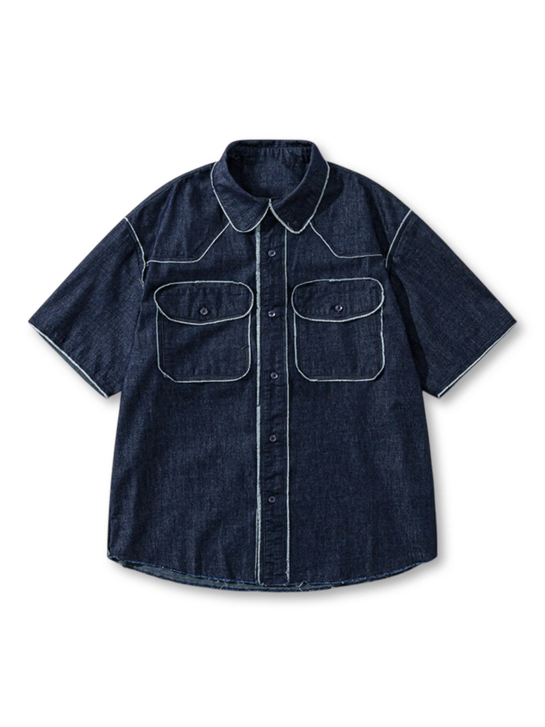 ブラックウォッシュデニムの半袖シャツ。胸ポケット付きで、ほつれたステッチがヴィンテージ感を演出。