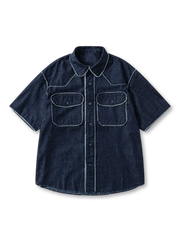 ブラックウォッシュデニムの半袖シャツ。胸ポケット付きで、ほつれたステッチがヴィンテージ感を演出。