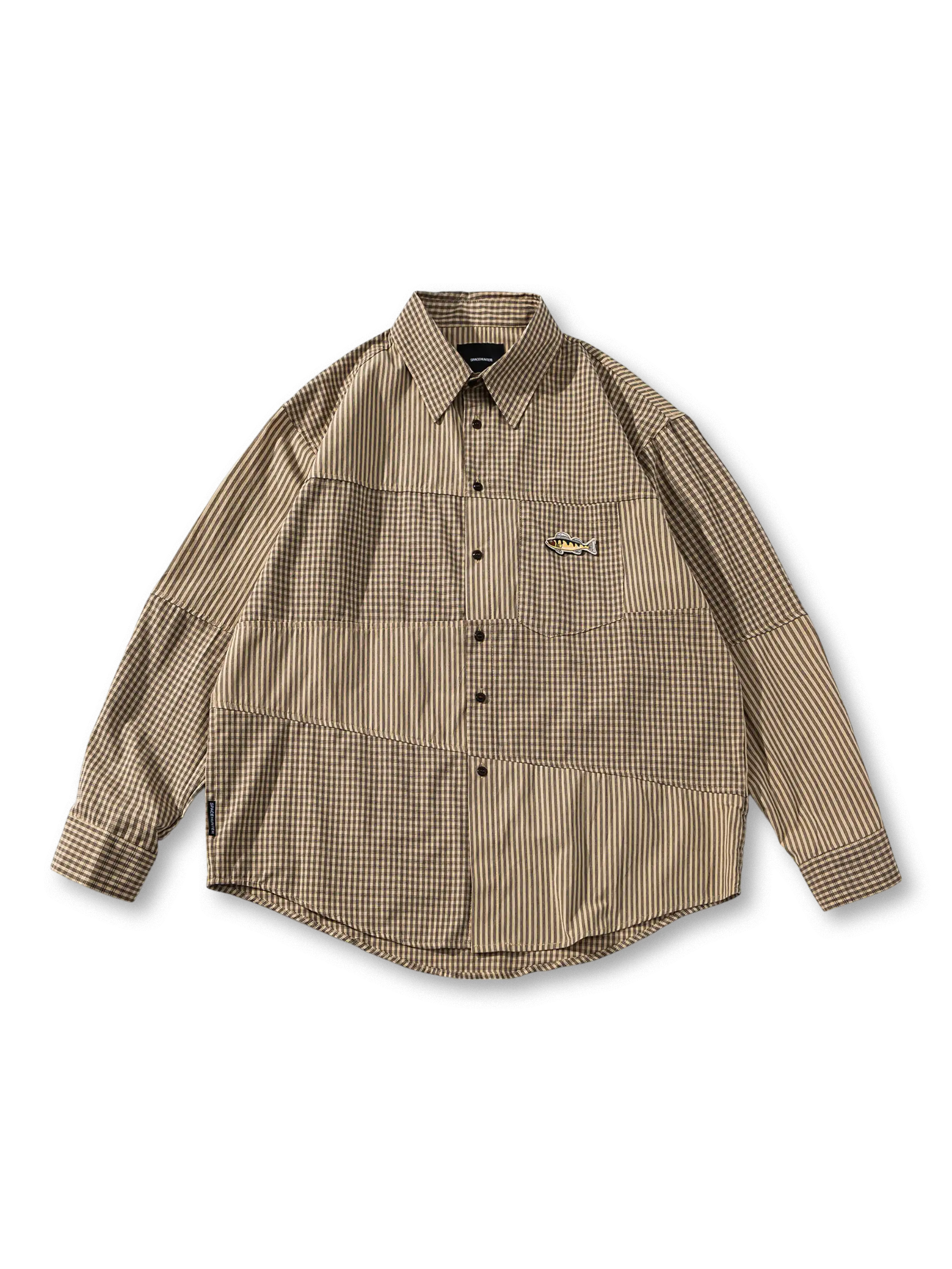 多様なチェックパターンのパッチワークを正面から捉えたシャツ