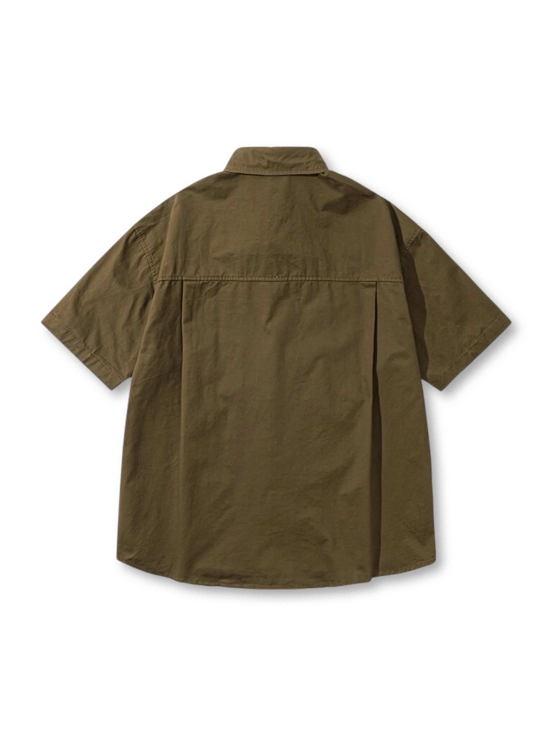 オリーブグリーンの圧線入り半袖シャツ