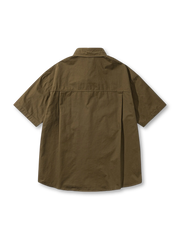 オリーブグリーンの圧線入り半袖シャツ