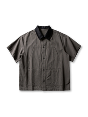 グレーとカーキのコントラストカラー襟が印象的なショートスリーブワークシャツ全体図