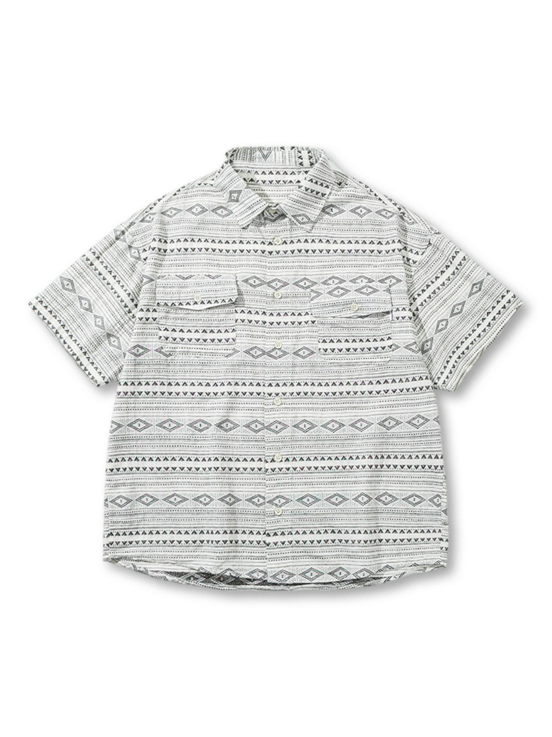 ホワイトベースにグレーのネイティブ柄が広がるオープンカラーシャツ