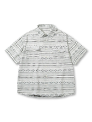 ホワイトベースにグレーのネイティブ柄が広がるオープンカラーシャツ