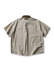 緑とベージュのテクスチャードストライプ半袖ワークシャツ、コントラストカラーの襟と胸ポケットを正面から見た全体像