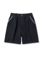 ブラックコットンショートパンツ、ポケット口にホワイトジグザグ刺繍入りのゆったりシルエット。