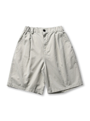 ダブルプリーツとカーゴポケットが映えるウォッシュドショーツ全体像。