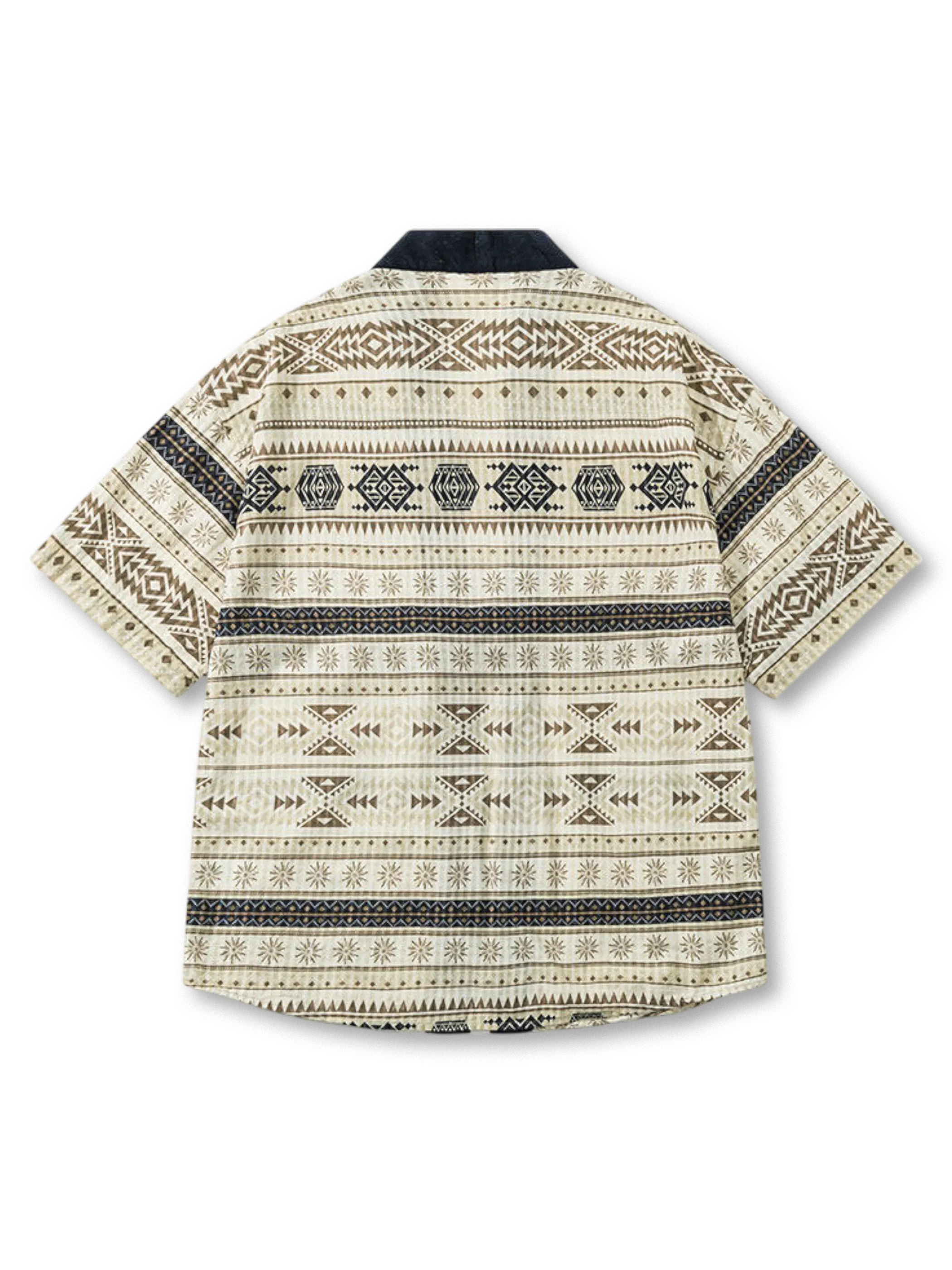 ベージュ地にネイティブ柄をあしらった着流し襟の半袖シャツ