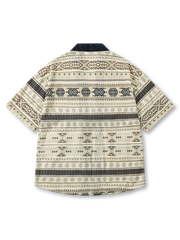 ベージュ地にネイティブ柄をあしらった着流し襟の半袖シャツ