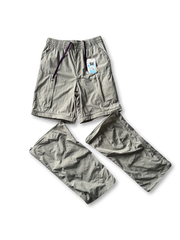 脱着式レッグパネル付きコンバーチブルカーゴショーツの正面全身ビュー