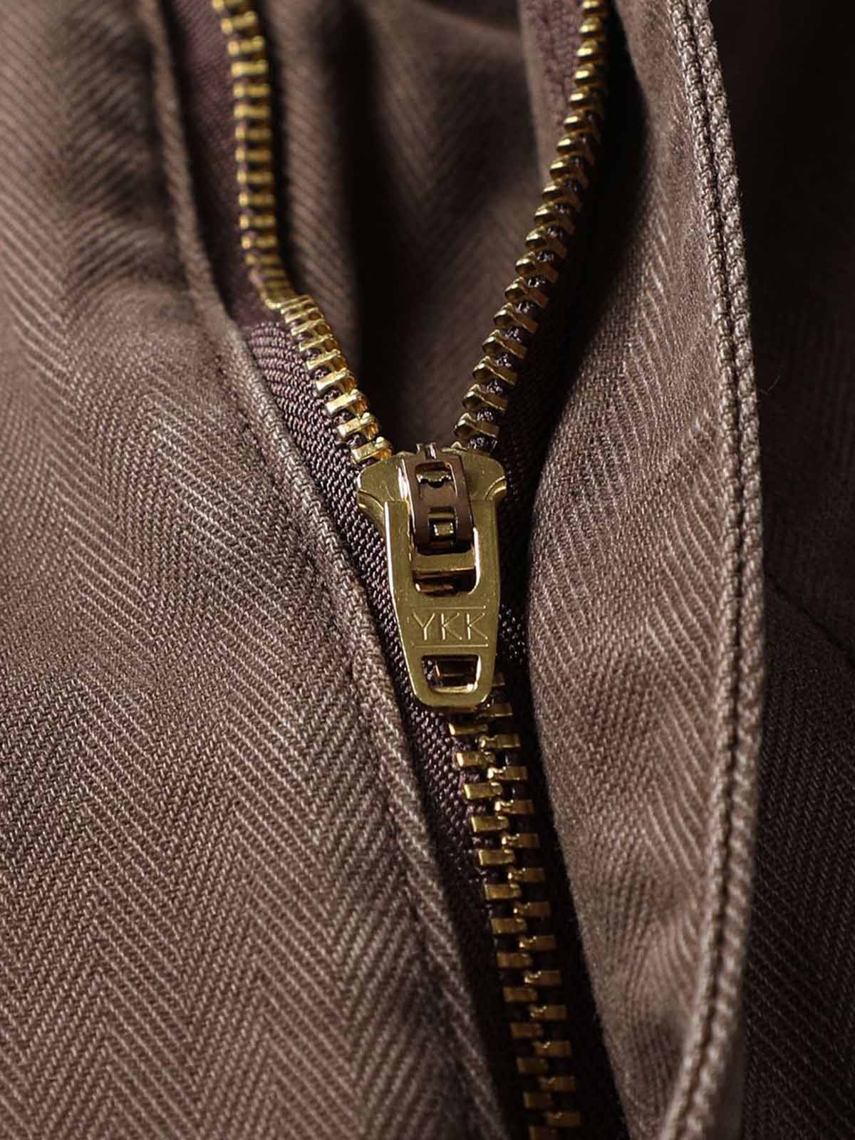 補強パッチとポケットディテールの特写