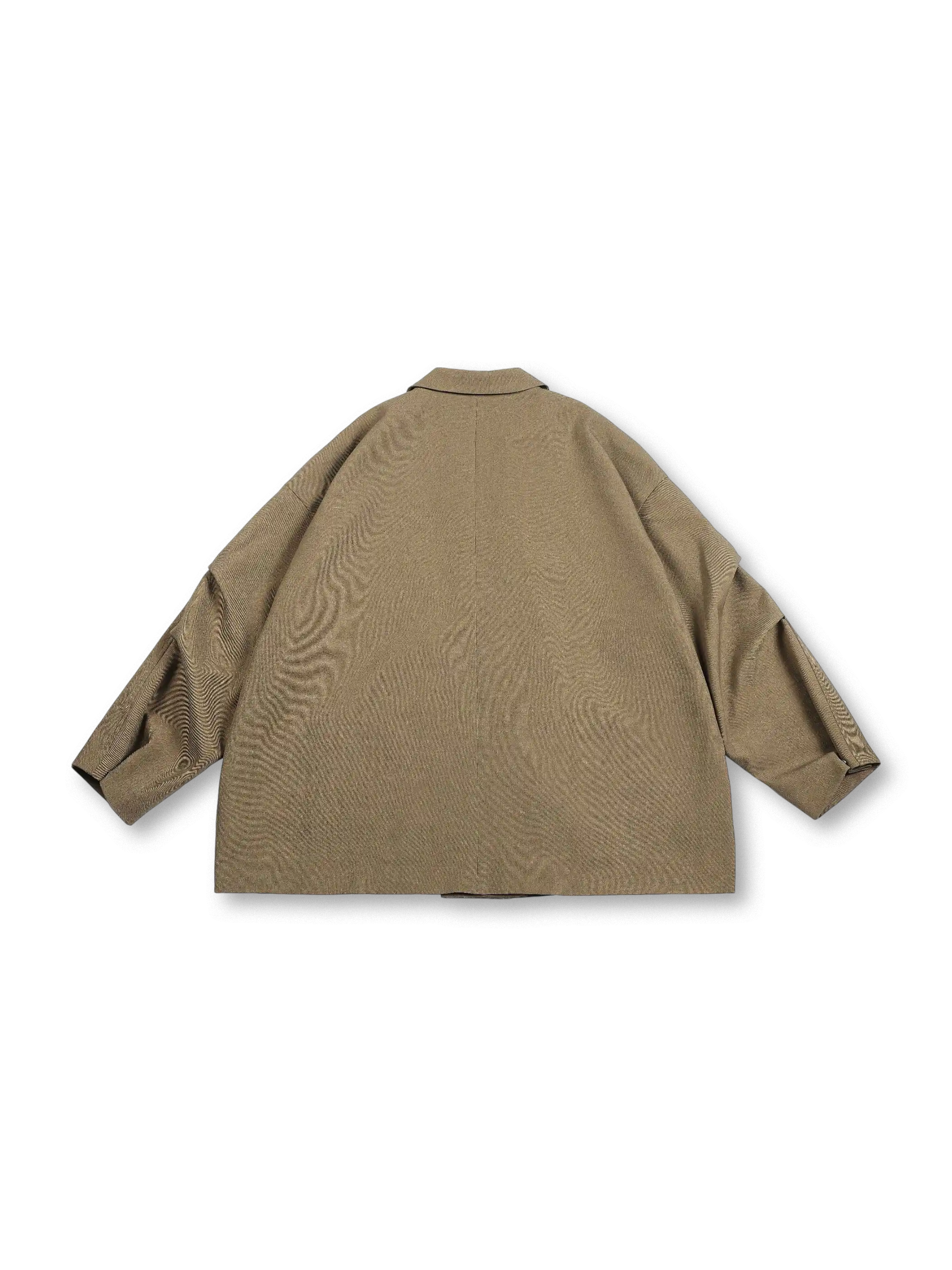 ショート丈のダブルブレスト前立てとドロップショルダーを捉えた正面写真