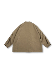 ショート丈のダブルブレスト前立てとドロップショルダーを捉えた正面写真