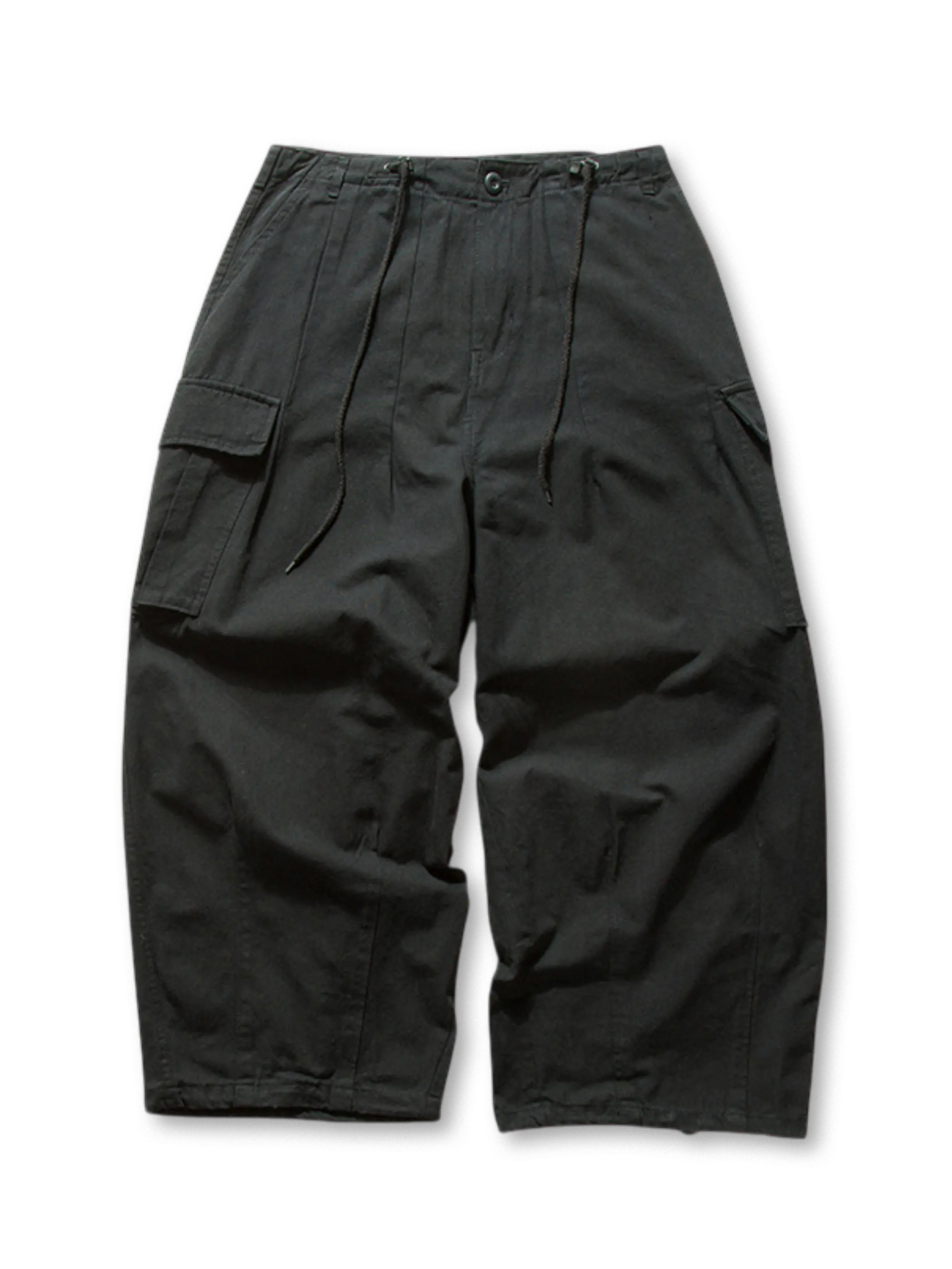 ベージュのワイドカーゴパンツ全体像