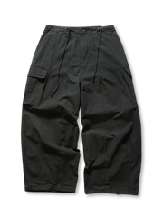 ベージュのワイドカーゴパンツ全体像