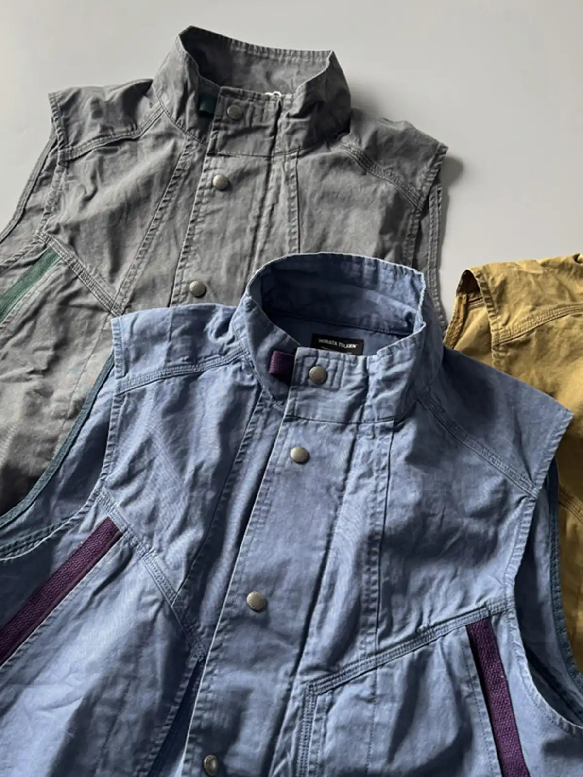 色落ち加工のワークベスト、配色ポケット付き