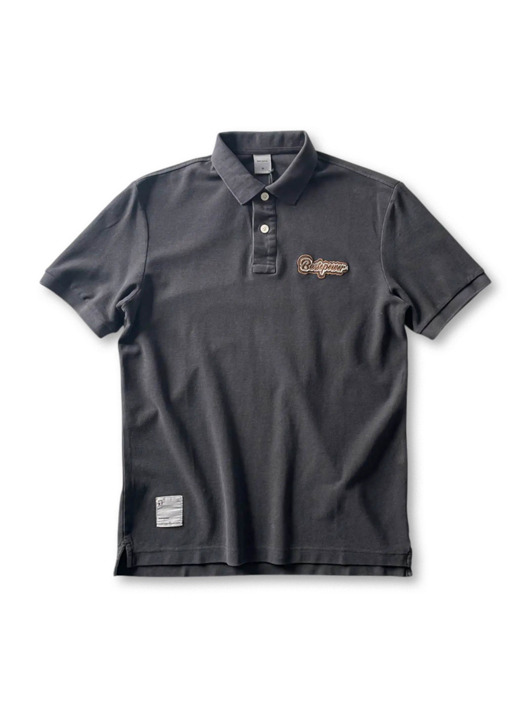 ヴィンテージウォッシュが施されたポロシャツ、胸元の刺繍ロゴが見える