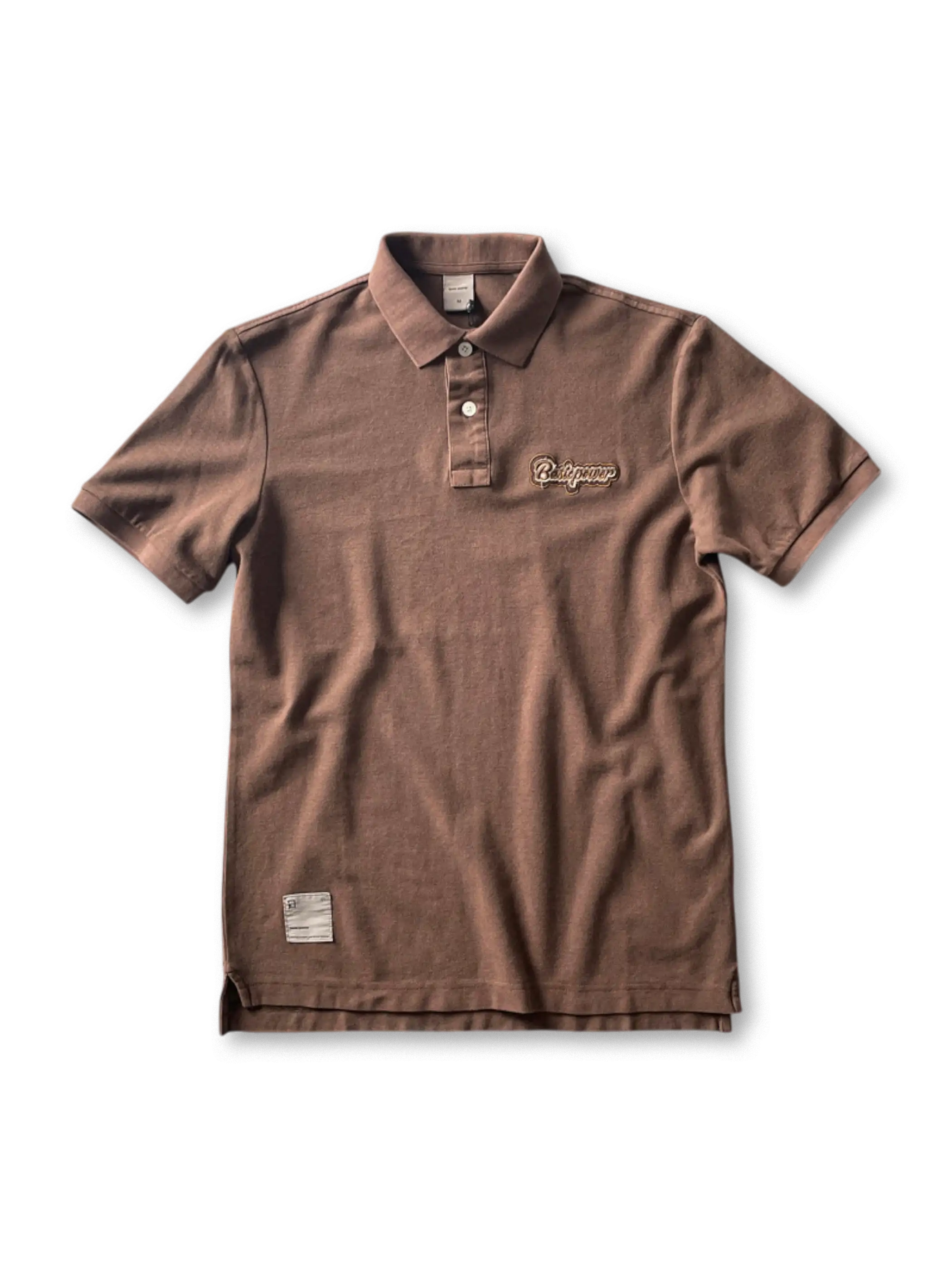 ヴィンテージウォッシュが施されたポロシャツ、胸元の刺繍ロゴが見える