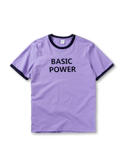 首元と袖口の配色が際立つリンガーTシャツ、フロントに「BASIC POWER」プリント