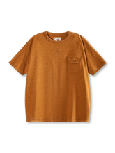 花色糸特有のムラ感が楽しめるヘビーウェイトTシャツ、フロントポケットに牛角ボタンが付いている