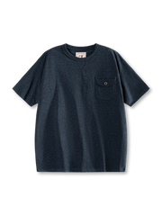 花色糸特有のムラ感が楽しめるヘビーウェイトTシャツ、フロントポケットに牛角ボタンが付いている