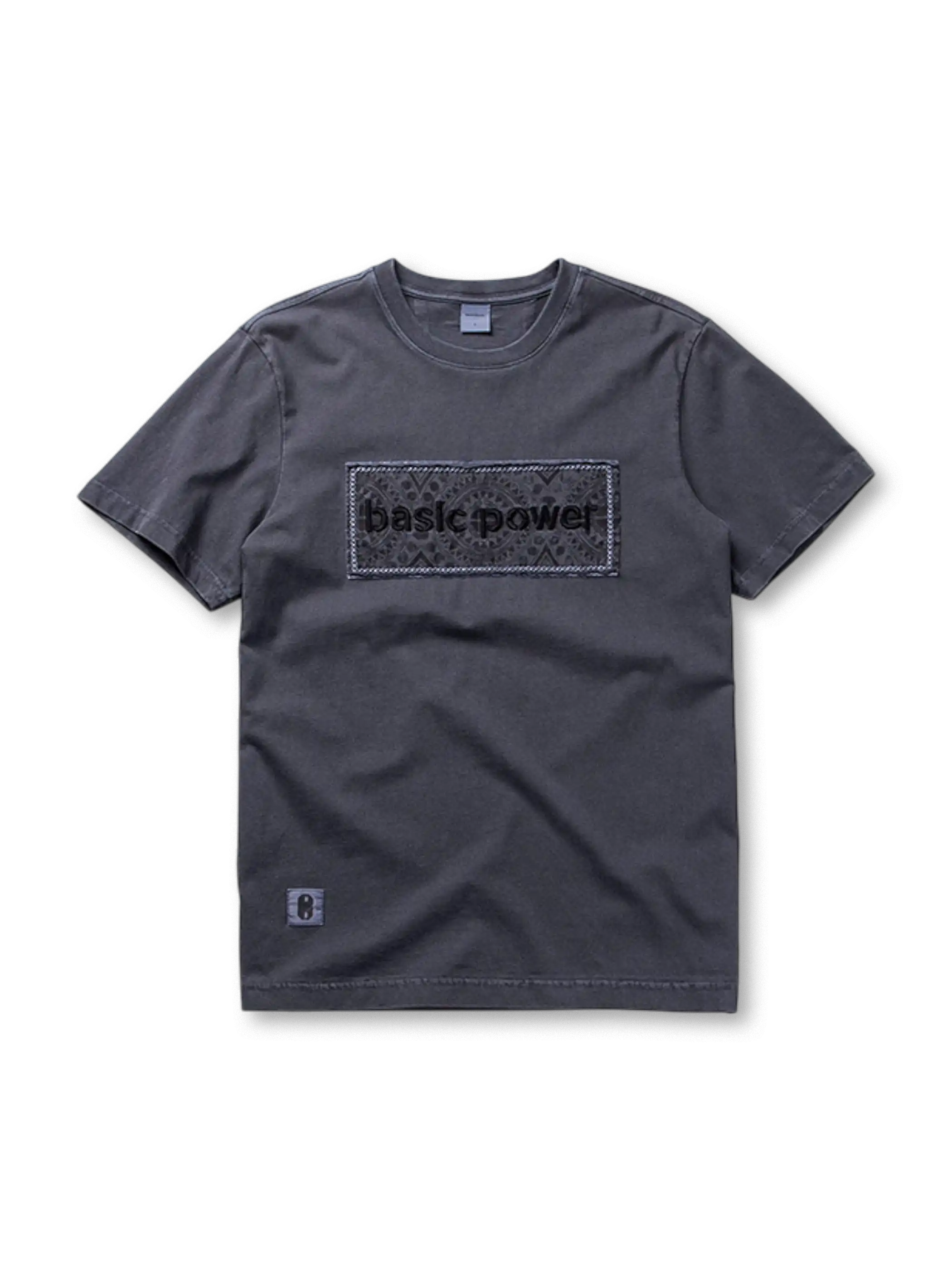 立体刺繍ロゴが中央に配されたコットンTシャツ