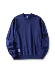 ウォッシュ加工を施したクルーネックスウェット、V字ガゼット付き
