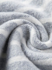 ネイビーボーダー柄のフーディ、胸元ワッペン付き