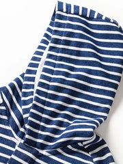 ネイビーボーダー柄のフーディ、胸元ワッペン付き