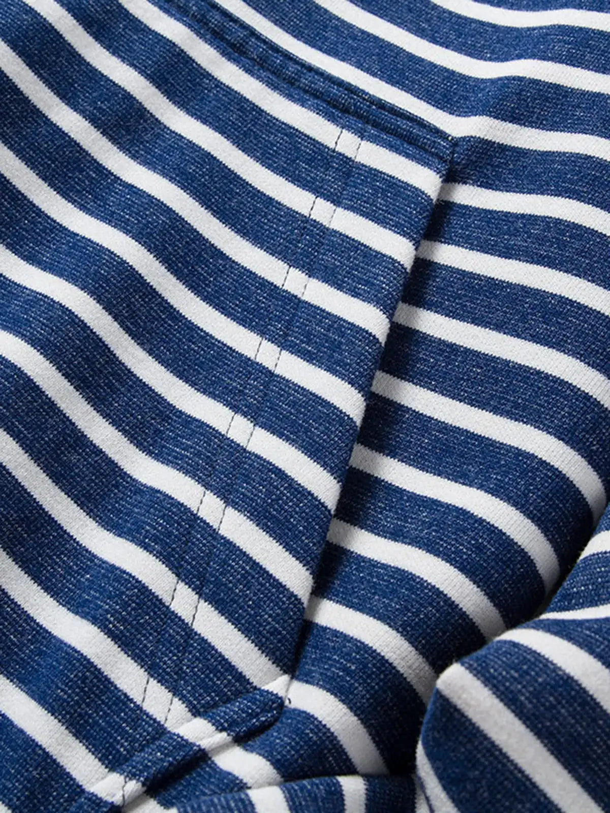 ネイビーボーダー柄のフーディ、胸元ワッペン付き