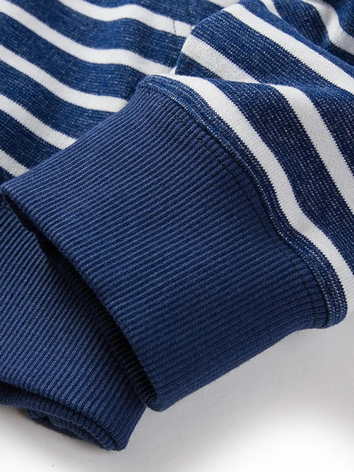 ネイビーボーダー柄のフーディ、胸元ワッペン付き