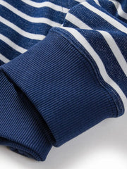 ネイビーボーダー柄のフーディ、胸元ワッペン付き