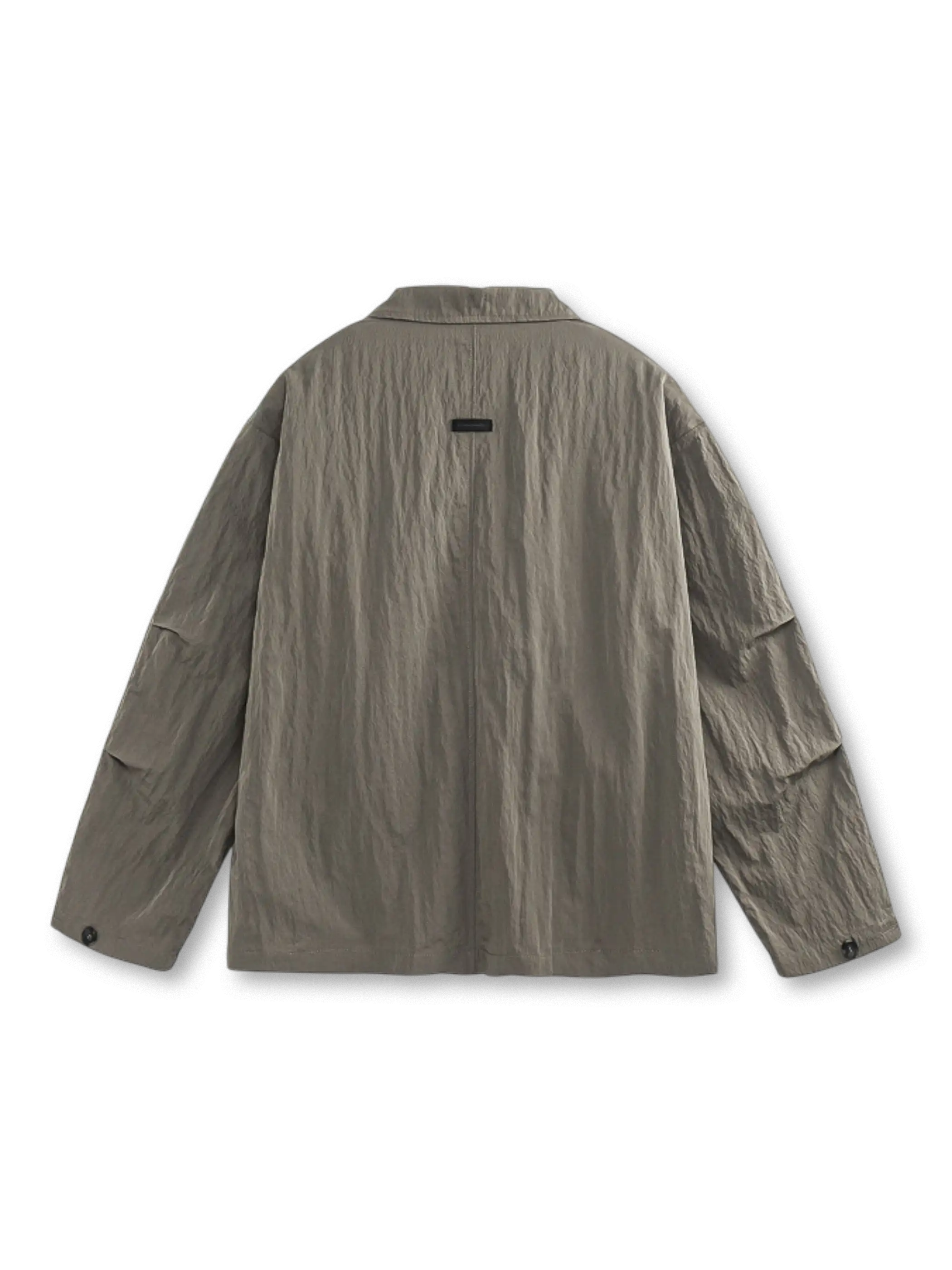 グレーカーキの撥水ナイロンジャケット全体像、スタンドカラーとボックスシルエットが