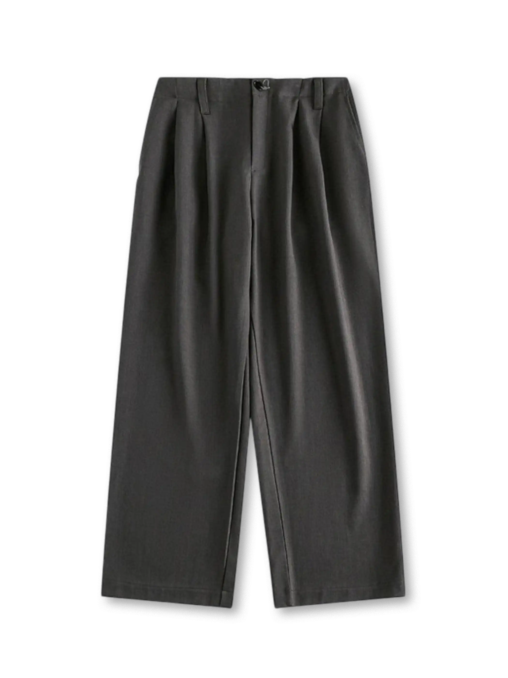 ダブルプリーツを入れたワイドスラックス全体。落ち感のある生地とゆったりとした裾幅が印象的